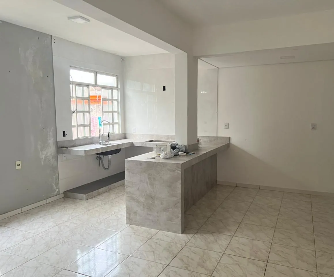 Bancada de cozinha em granito com balcão americano