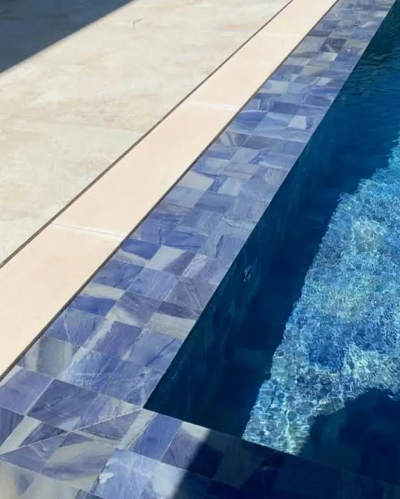 Borda de piscina revestida em pedra natural azul