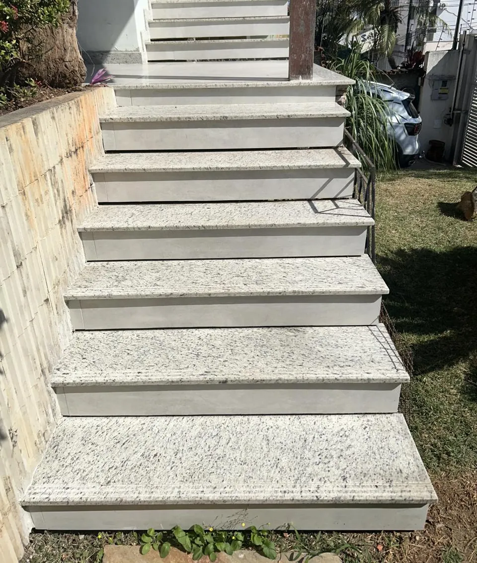 Escada externa revestida em granito branco em Betim
