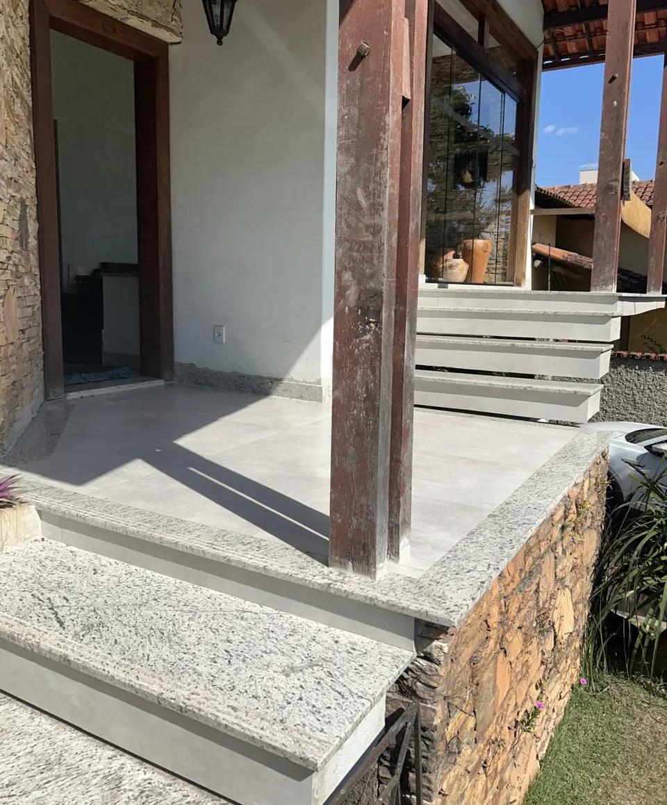 Soleira e degrau em granito na varanda de uma casa em Betim