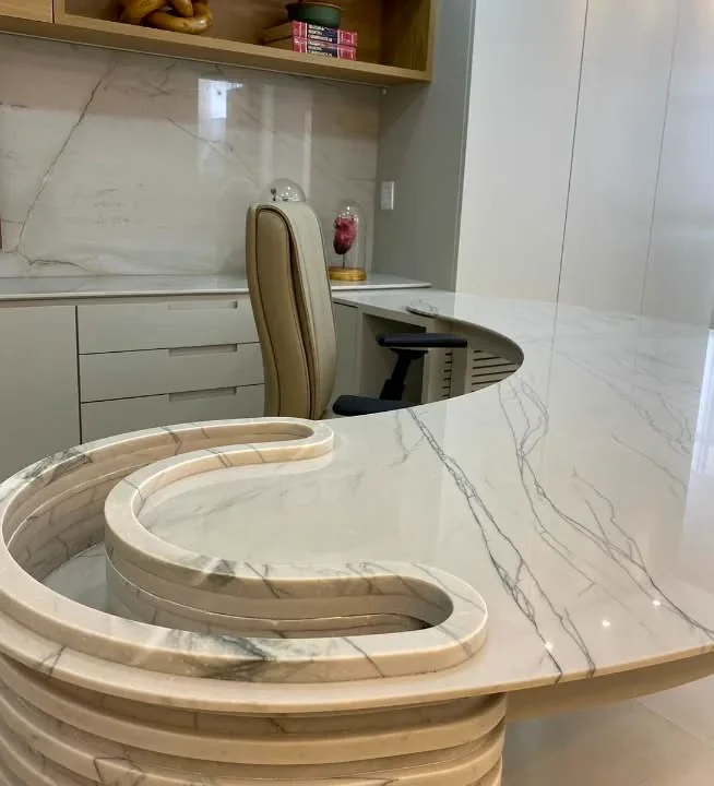 Tampo curvo em mármore branco com base esculpida na própria pedra
